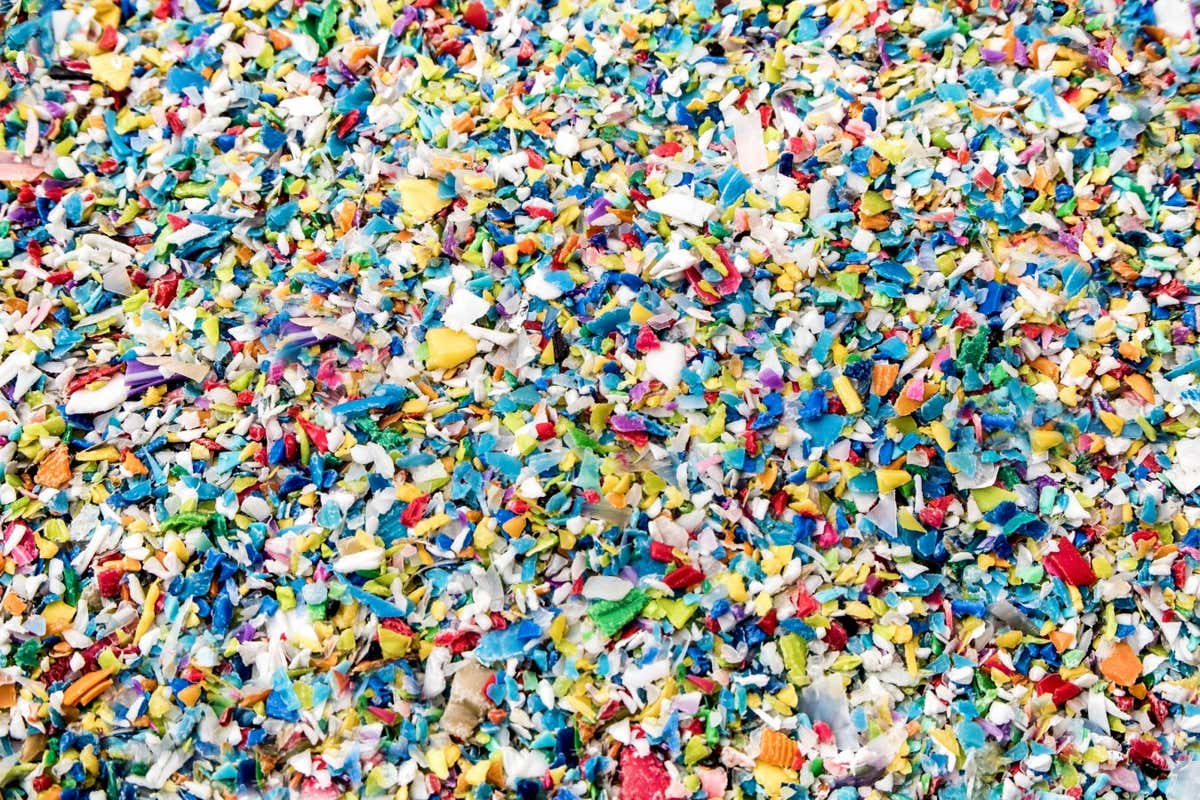 RGY487 Used plastic crushed, Prepared to be re-melted into recycled plastic pellets