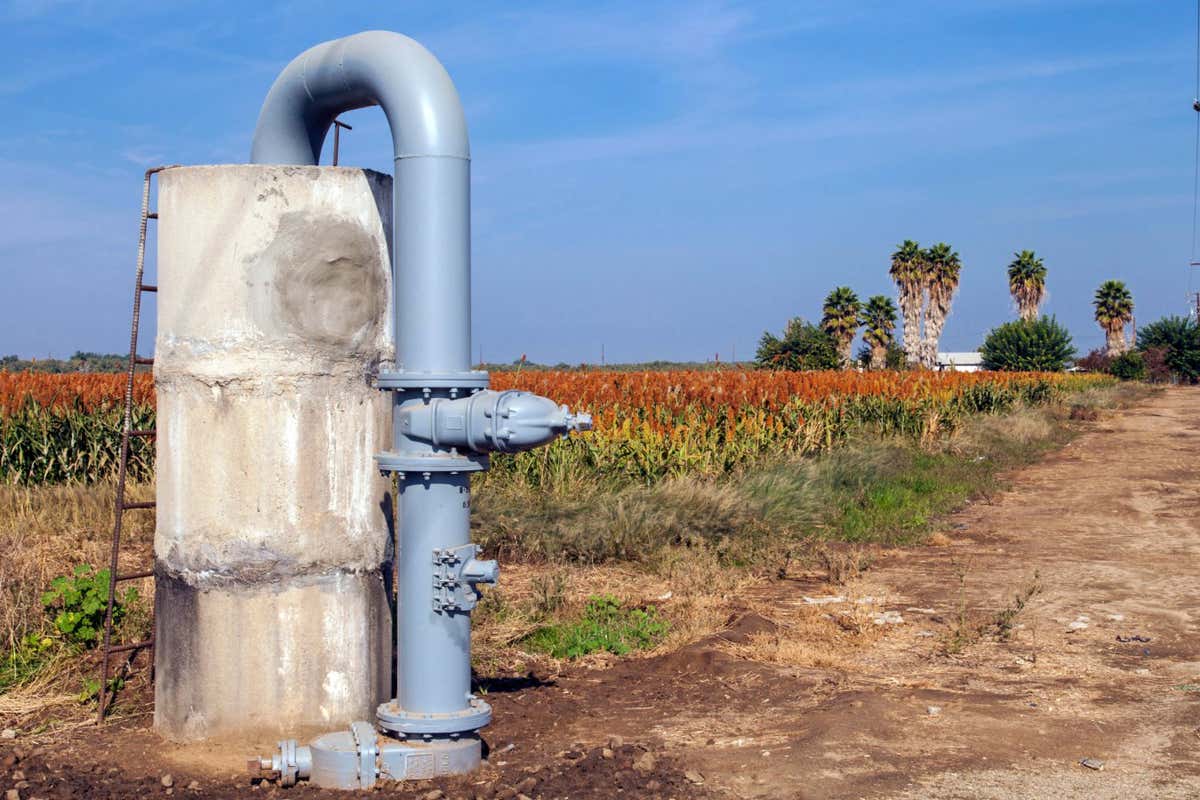 EKXM2R Groundwater well and standpipe for crop irrigation. Porterville, Tulare County, San Joaquin Valley, California, USA